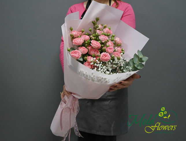 Bouquet of bush roses and baby's breath, ''Tender Feelings'' photo